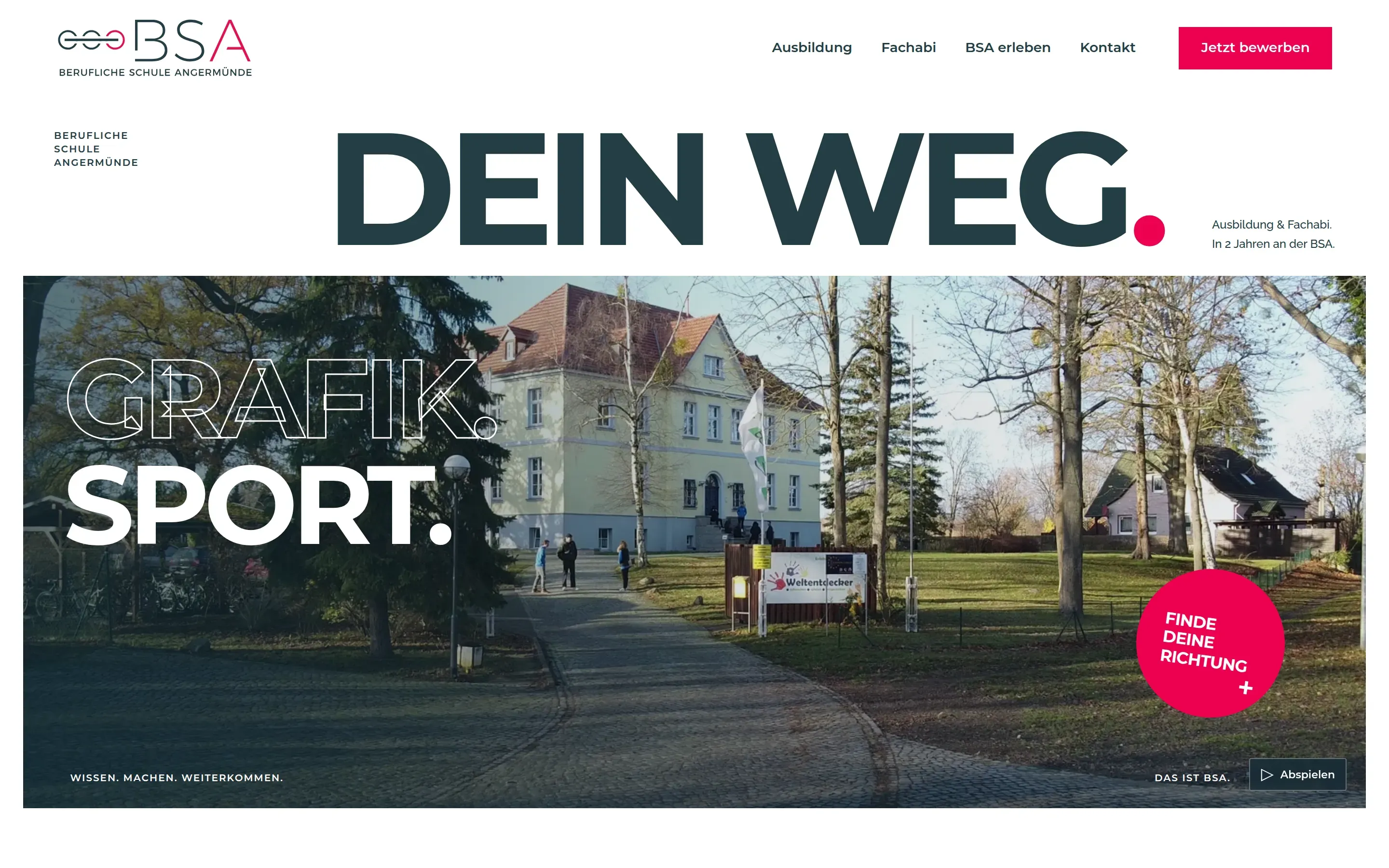 Website BSA Berufliche Schule Angermünde, Studio-Fassung von Drela, am Rechner: erster Bildschirm mit „DEIN WEG.“