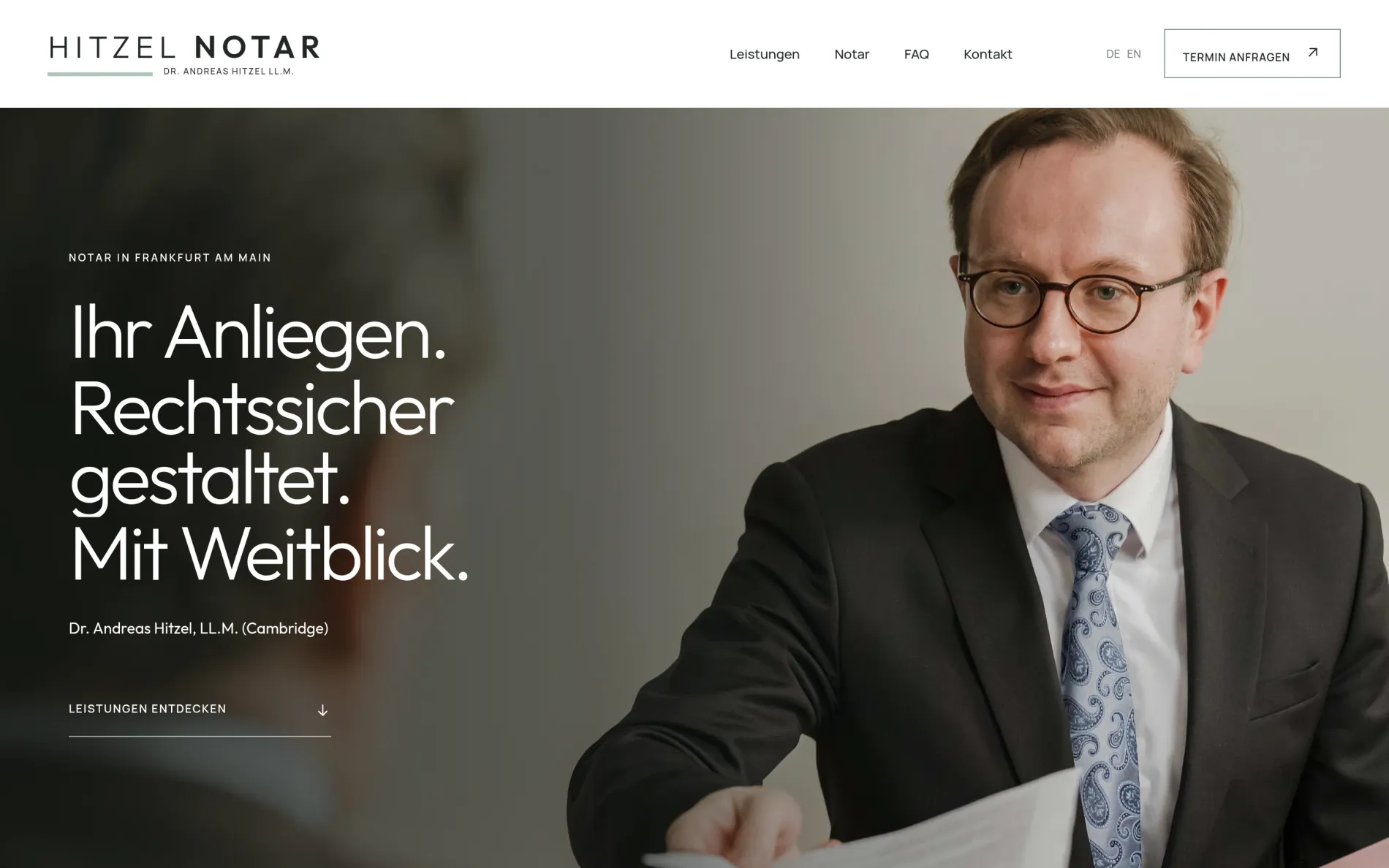 Website Notariat Hitzel, Studio-Fassung von Drela: erster Bildschirm mit „Ihr Anliegen. Rechtssicher gestaltet. Mit Weitblick.“