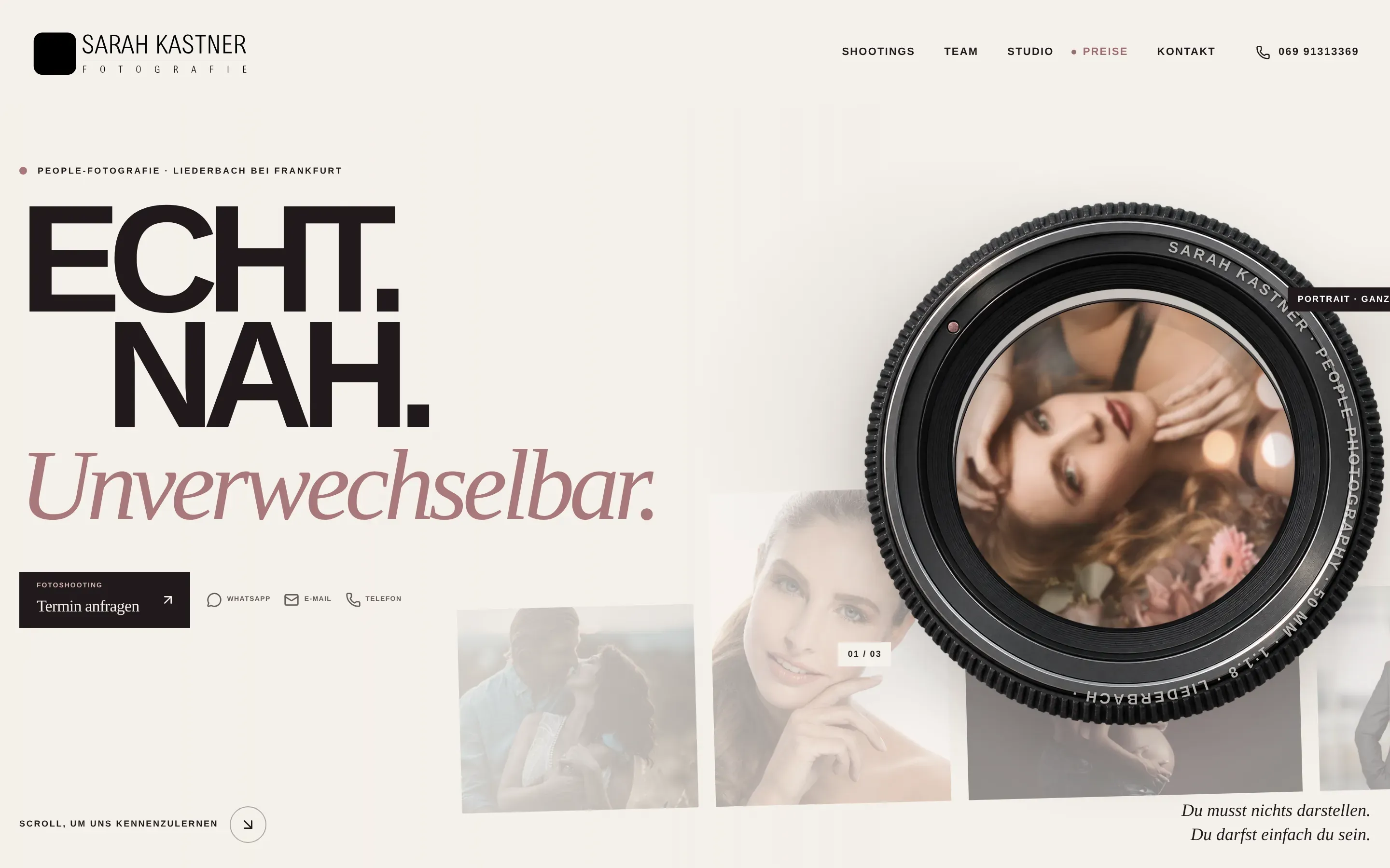 Website Sarah Kastner Fotografie, Studio-Fassung von Drela, am Rechner: erster Bildschirm mit „Echt. Nah. Unverwechselbar.“