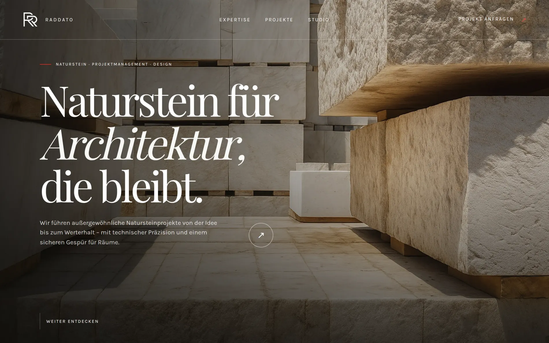 Website R+R Raddato, Studio-Fassung von Drela: erster Bildschirm mit „Naturstein für Architektur, die bleibt.“